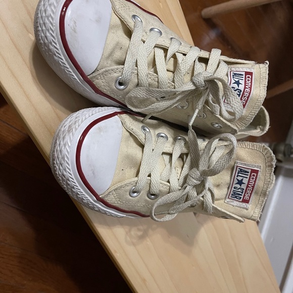 Converses ( A light yellow ) more tan size 8 1/2 - Picture 2 of 4